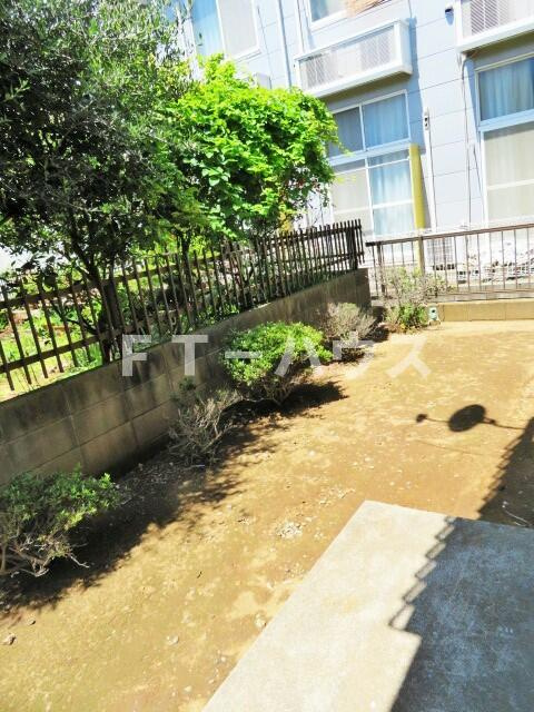 メゾン・サギヌマダイＢ棟の庭