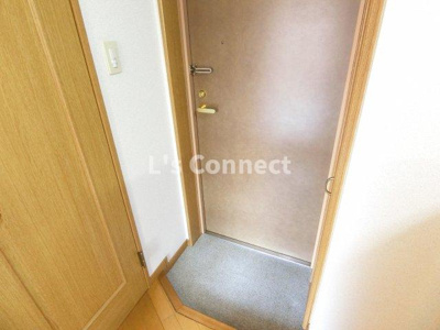 【玄関】 | ハッピネス泉中央 | 背の高い下駄箱で靴も収納できます。