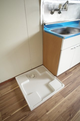 【洗面所】 | カーサ祐光 | 洗濯機置き場はキッチン横に。給水はキッチン水栓より分岐