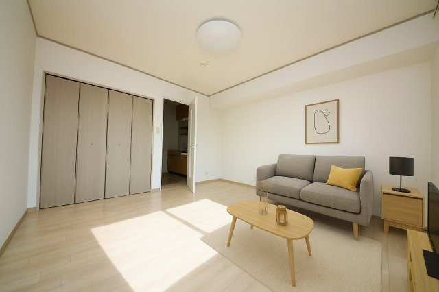 エスペランサ上池の居間・リビング|バーチャルステージングの写真となります。家具家電等は付帯しません。参考にご覧くださいませ。