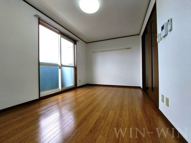 牛川通ウラヤマハイツの居間・リビング