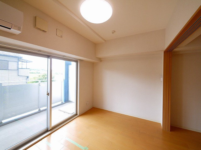 サンソレイユ秋篠の洋室