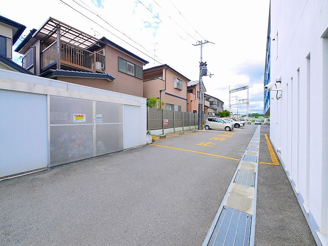 サンソレイユ秋篠の駐車場