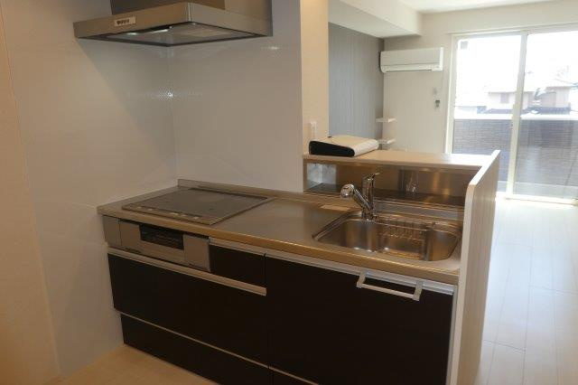 メゾンモナミのキッチン|３口IHコンロ付システムキッチン