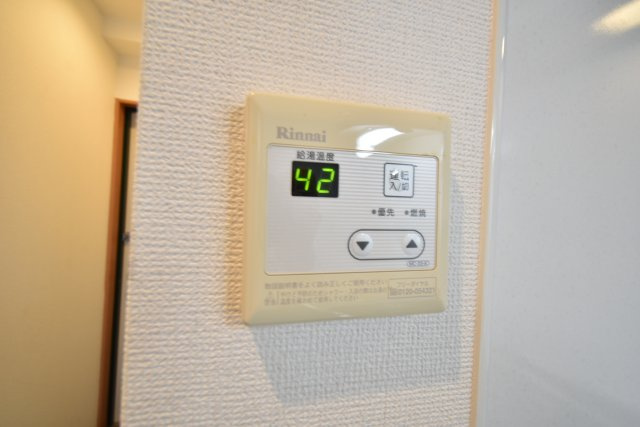 ウエスト東桂川の設備|キッチン　給湯器リモコン