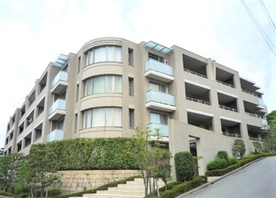 【外観】 | ヒルズ夙川菊谷町 | 高台に建つタイル貼りの豪華な雰囲気の外観です