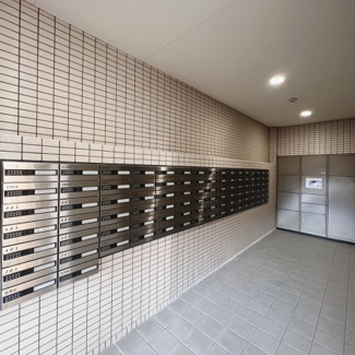 【その他共用部分】 | 外と内をつなぐエントランスは、まさに顔となる場所。清潔で心地よい雰囲気を醸し出し、お住まいの方を気持ちよくお迎えします♪