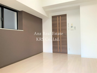 【居間・リビング】 | ラグゼ江戸堀 | 窓があって通気性を確保したお部屋です！7.2帖あります！