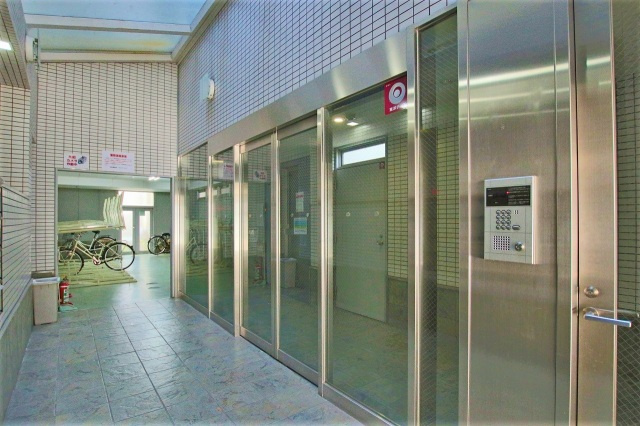 グランメール高井田のエントランス