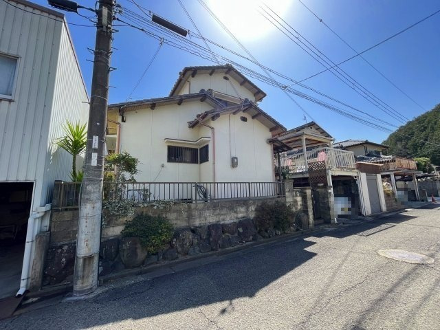 海南市七山・中古戸建・54449の前面道路含む現地写真
