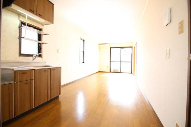 セジュール壱番館A【10.000円キャッシュバック対象物件】の居間・リビング|こちらのリビングで趣味の時間をお楽しみください