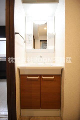 オーシャンハイツ参番館の独立洗面台|独立洗面台、小物を置くことができて便利です
