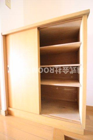 瀬戸山マンション3号館の寝室|明るい洋室です