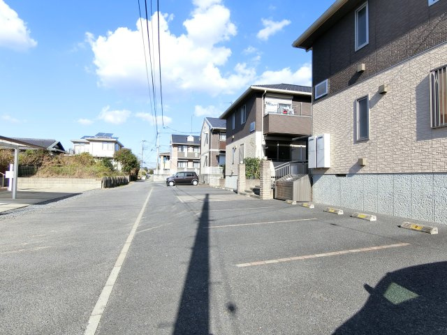 プリムローズ弐番館の駐車場