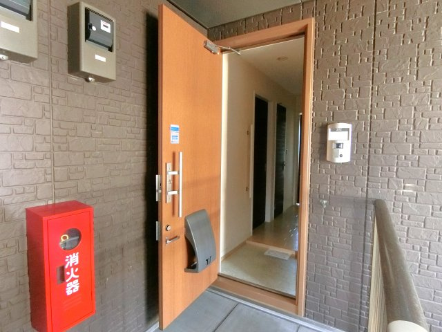 プリムローズ弐番館の玄関