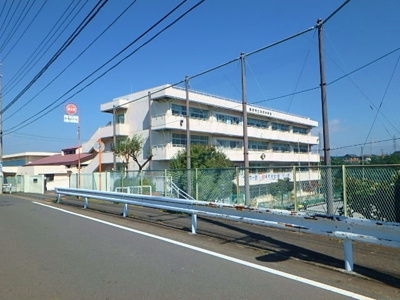 横浜市立汲沢中学校まで700ｍ