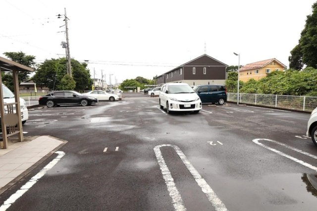 メゾンシャルマンの駐車場