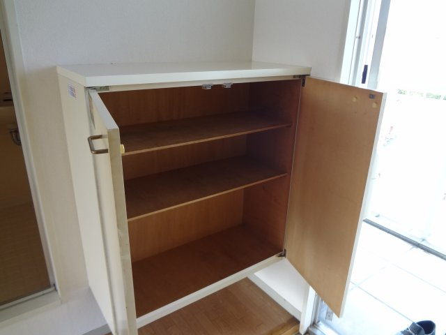 浜尾ハイツの玄関|中はこのように3段になっています。