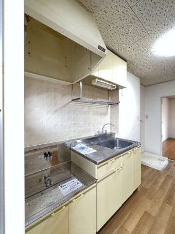 浜尾ハイツのキッチン|上下に棚があり、調理器具等を収納することができます。