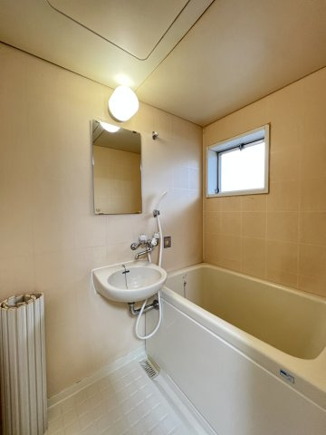 浜尾ハイツの浴室|お風呂に窓がついているので、換気ができます。