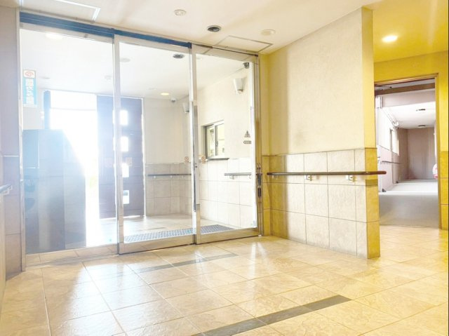 ファーネスト空港東リバーサイドのエントランス|エントランスにも手すり有。バリアフリーにも配慮されています！