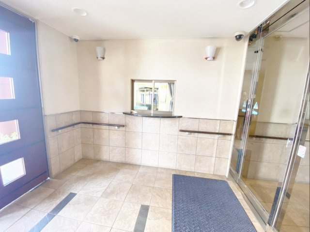 ファーネスト空港東リバーサイドのエントランス|オートロック前には、管理人室・防犯カメラとセキュリティ充実！