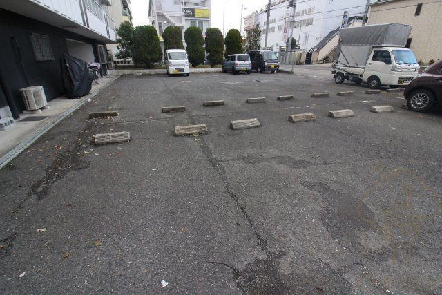 レナジア寺方の駐車場