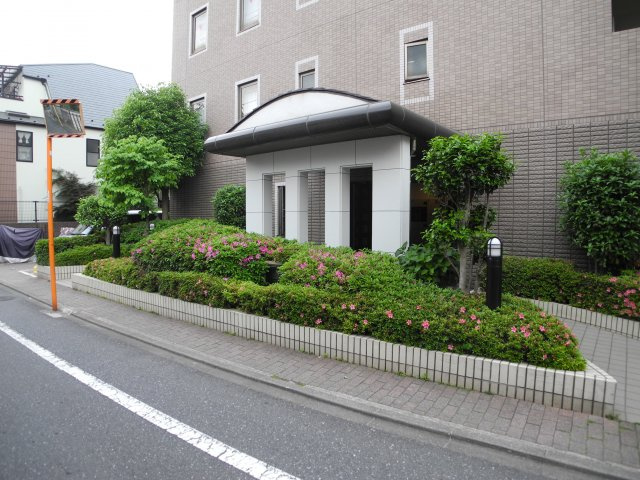 フェイム新宿柏木町のエントランス
