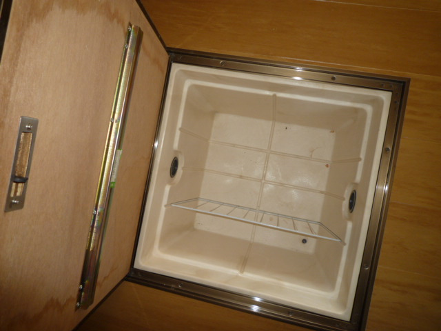 メゾンドソレイユＡのキッチン|床下収納