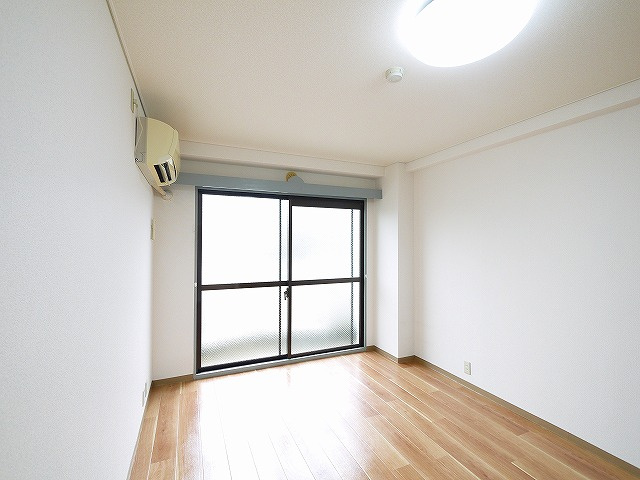 シャンテムーランの内装|明るい室内です