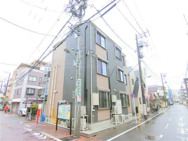 シュテルン蒲田の外観|外観　2023年3月築　木造地上3階建て総戸数9戸
東京都大田区中央8丁目　京浜東北線蒲田駅徒歩13分、京急本線梅屋敷駅徒歩15分
