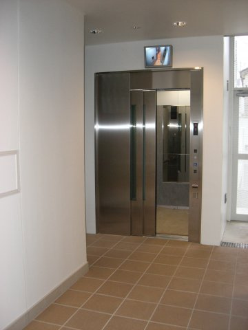 戸田市大字新曽の賃貸マンションのエントランス