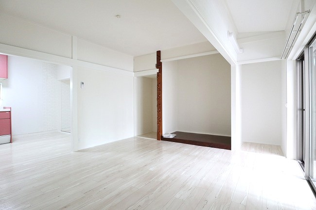 羽西貸家の居間・リビング