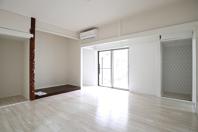 羽西貸家の居間・リビング