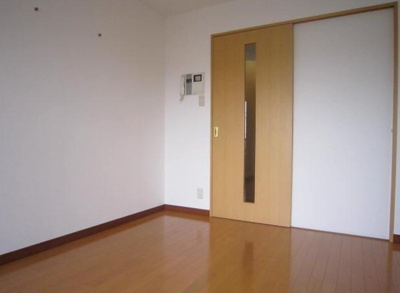 【寝室】 | TEC小作 | キッチンスペースと居室を分ける扉も付いております。