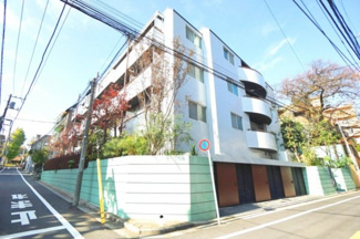 【外観】 | 【 Appearance 】
存在感のある建物は、居住者の拠点としてずっと価値を持ち続ける。今もそこでじっと佇み、居住者の安全や安心を守ってくれています。