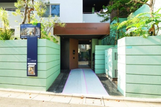 【エントランス】 | 【 Entrance 】
居住者の帰りを最初に待っていてくれるエントランス。その壮大な佇まいとは裏腹に、入ると静寂な空間が続いています。プライベートがしっかりと守られている証です。