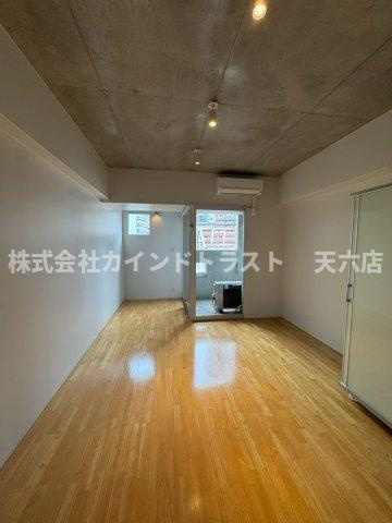 アドバンス梅田東の居間・リビング|こちらの居間で趣味の時間をお楽しみください