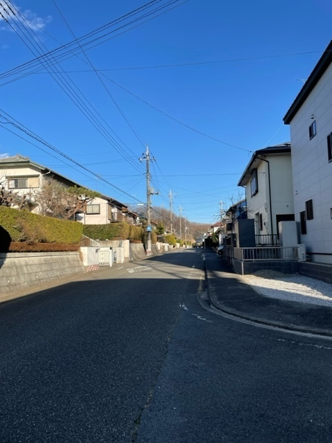 高崎市吉井町南陽台　中古の前面道路含む現地写真