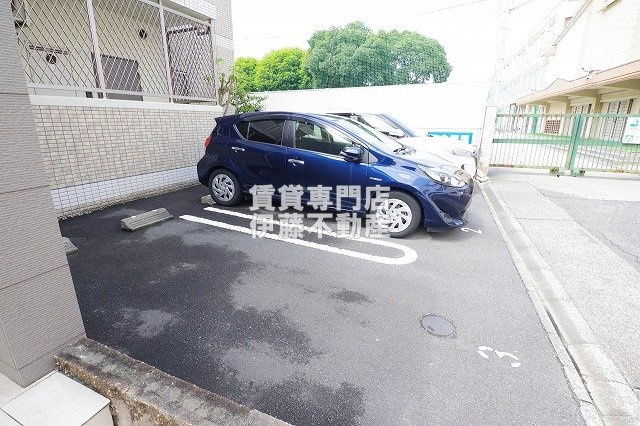 プレステージ金城の駐車場