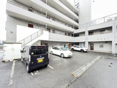 【駐車場】 | ティーオービル | 敷地内に駐車場があります♪車通勤や荷物の搬入などにも敷地内に駐車場があると便利ですね◎