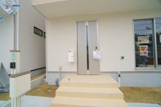 【エントランス】 | 【エントランス】
玄関ドアはお洒落な色を採用
日々の帰宅も今とは違う空間に