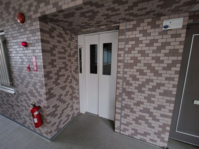 【その他共用部分】 | 【売主直売】グリーンヒルズ横浜F棟 | お買い物時やベビーカーの出し入れに便利なエレベーター付です。