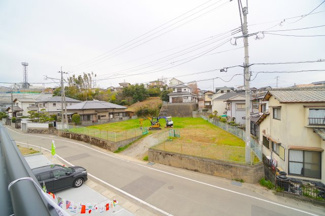【展望】 | 【穏やかな街並みの眺望】
バルコニーから見える穏やかな街並み
爽やかな風と柔らかく降り注ぐ陽光を感じて頂けます。心地良い開放感が暮らしにゆとりと充足感をもたらします