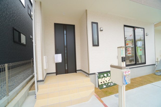 【エントランス】 | 【エントランス】
玄関ドアはお洒落な色を採用
日々の帰宅も今とは違う空間に