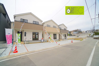 【前面道路含む現地写真】 | 【前面道路】
前面道路は毎日の駐車の出し入れで大事なポイントです！
車種によっても便利・不便がありますのでご確認ください♪