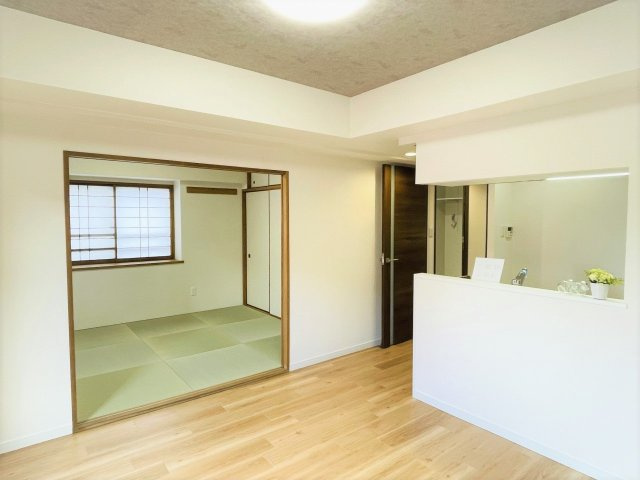 ライオンズマンション京王南大沢の居間・リビング|～11.0帖の明るいLDKで、家族団欒の時間をお過ごし頂けます～