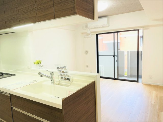 ライオンズマンション京王南大沢のキッチン|～新規交換済のシステムキッチン　３口コンロと広い調理台でお料理が捗ります～