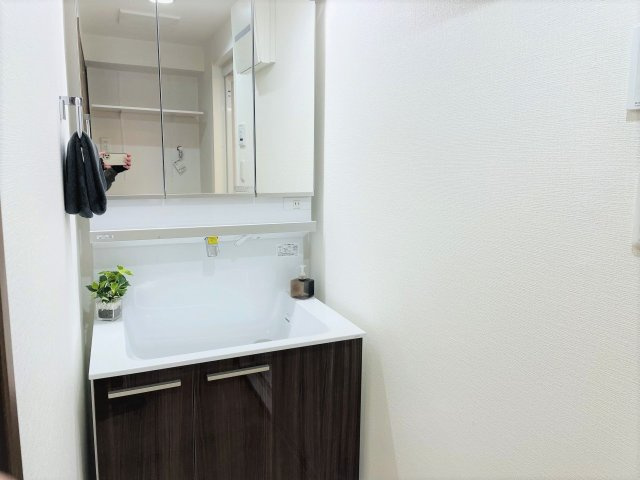 ライオンズマンション京王南大沢の独立洗面台|～３面鏡付きの独立洗面台も新規交換済　細々している物をスッキリ収納出来ます～