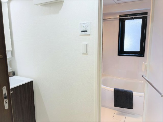 ライオンズマンション京王南大沢の脱衣所|～脱衣所から操作可能な浴室暖房乾燥機付き～